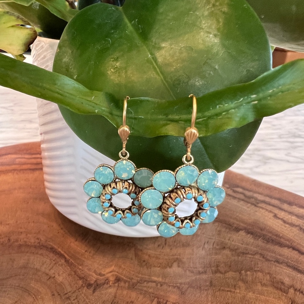 Brand new handmade gold tone costume jewelry earring.